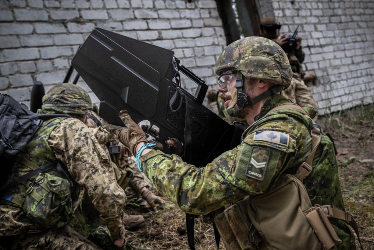 Канадські військові вдосконалюють навички використання дронів на полі бою під час навчань у Латвії, 31 серпня 2026 року.