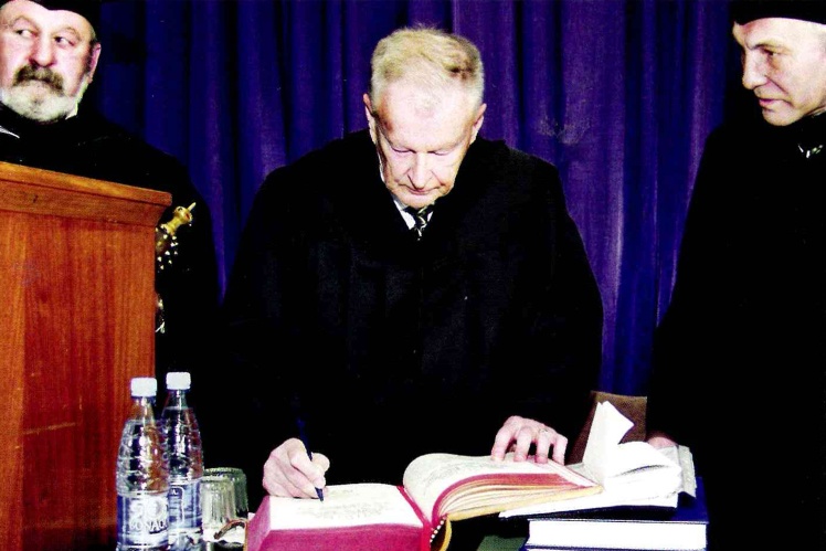 Збігнєв Бжезінський, політолог, колишній радник з нацбезпеки президента США Джиммі Картера, робить запис у Хвальній книзі НаУКМА, 14 травня 2004 року.