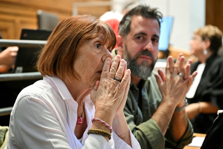 Жизель Пеліко поруч із сином Флоріаном Пеліко під час апеляційного розгляду вироку Хусаметтіна Догана за зґвалтування;