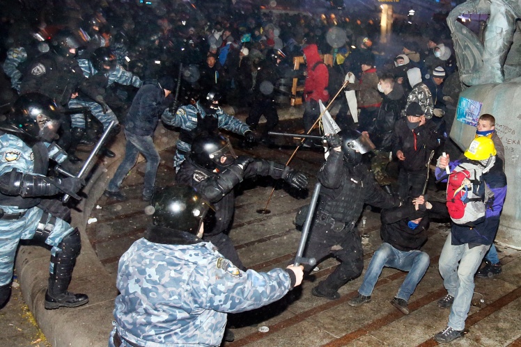 Проти ночі на 30 листопада бійці «Беркуту» напали на студентів, які ночували на Майдані. Привід — монтаж новорічної ялинки. Постраждали понад 80 студентів, 30 затримали.
