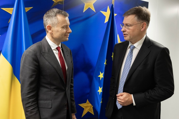 Зустріч міністра фінансів України Сергія Марченка (ліворуч) з єврокомісаром з питань економіки та фінансів Валдісом Домбровскісом напередодні засідання Координаційної платформи донорів України, 29 вересня 2026 року.