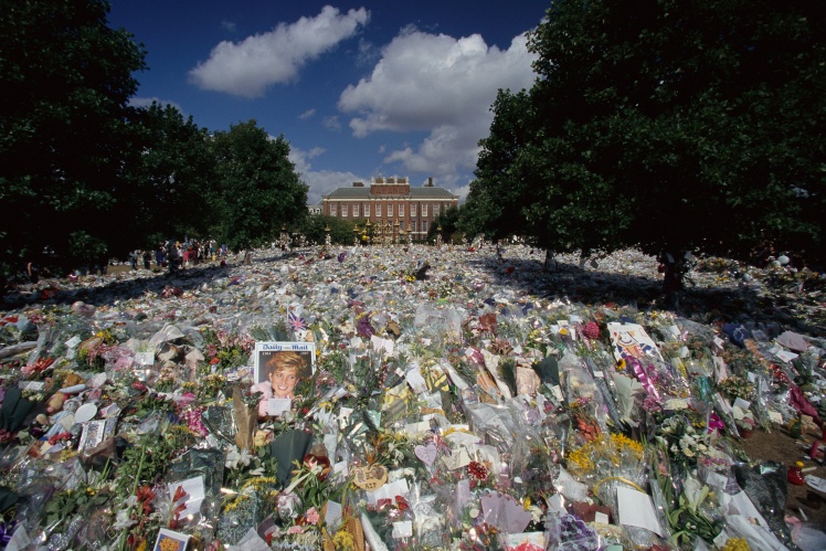 Кенсінгтонський палац усипаний квітами після загибелі принцеси. Невелика королівська резиденція на заході Лондону була офіційною резиденцією Діани з моменту її весілля.