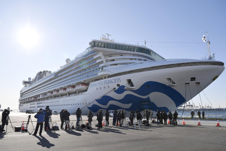 Лайнер Diamond Princess у порту Йокогами під час двотижневого карантину через спалах COVID-19 на борту, лютий 2020 року. У перші дні пандемії коронавірусу один з пасажирів заразив 712 інших. Зрештою померли 14 людей.