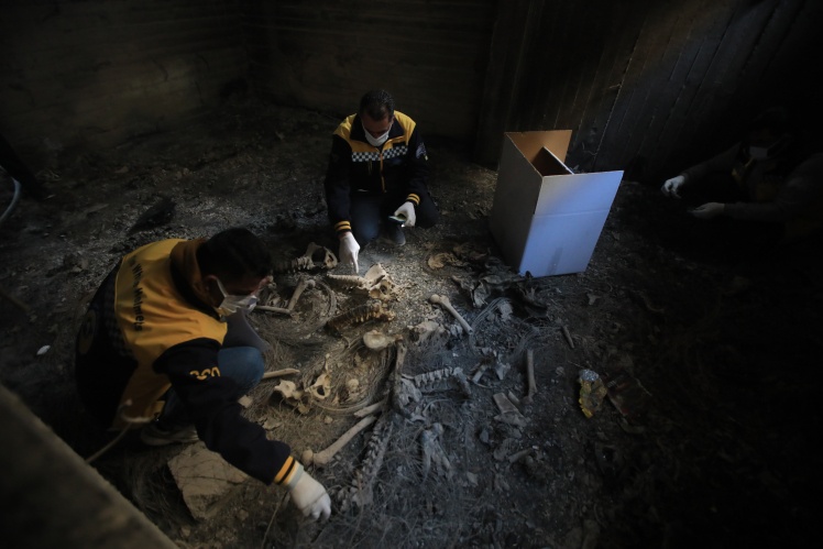 Команда волонтерської організації «Сирійська громадянська оборона» (відомі як «Білі шоломи») досліджує останки в масовому похованні поблизу міста Ас-Сабіна, 24 лютого 2025 року.