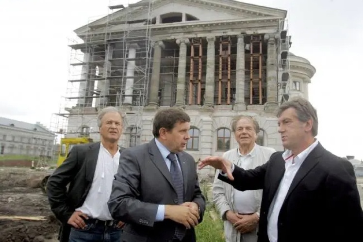 Ющенко в Батурині оглядає ремонт палацу гетьмана Розумовського, 2006 рік.
