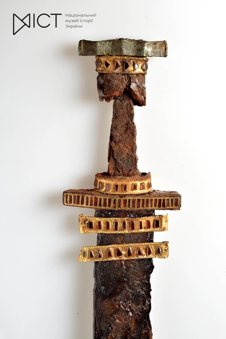 A Hun sword decorated with gold belts and almandines.