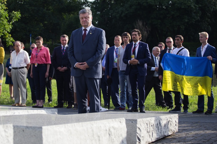 Petro Poroshenko, together with the Ukrainian delegation, laid flowers at the monument to the victims of the Volyn tragedy in Warsaw, July 8, 2016.