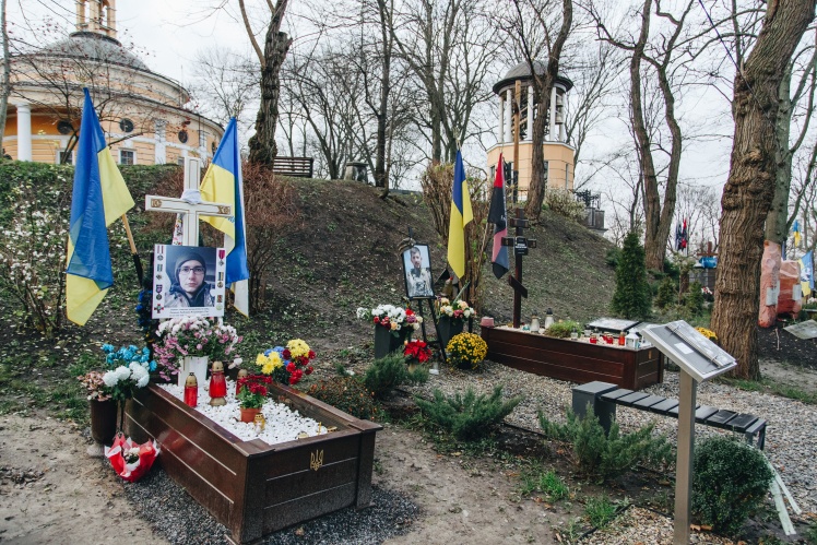 Алея на Аскольдовій могилі, вздовж якої поховані військові. Вона починається з могил Любомира Соченка та Павла Петриченка.