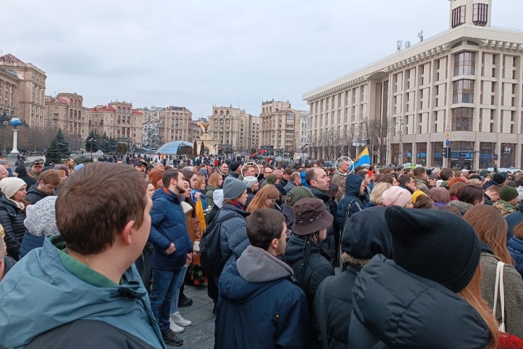 Потерпілий Андрій Клименко сфотографував Спасських на прощанні з Да Вінчі. Поряд Віталій Кличко, Майдан Незалежності, березень 2023 року.