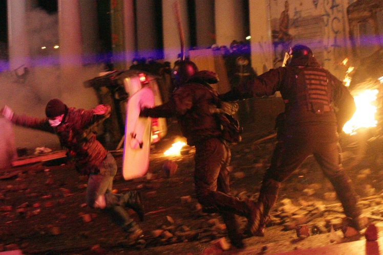 Перше збройне протистояння між учасниками Революції гідності та силовиками сталося на вулиці Грушевського після Віче, 19 січня 2014 року. Перед цим парламент ухвалив «диктаторські закони», обмежив свободу громадян і медіа.