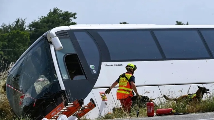 Дорогою в Париж автобус втратив керування і зʼїхав у кювет.
