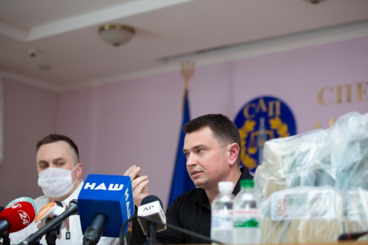 Керівник САП Назар Холодницький та директор НАБУ Артем Ситник розповідають на пресконференції про те, що їм пропонували хабар в $6 мільйонів, щоб вони закрили справу, де одним з підозрюваних був Микола Злочевський.