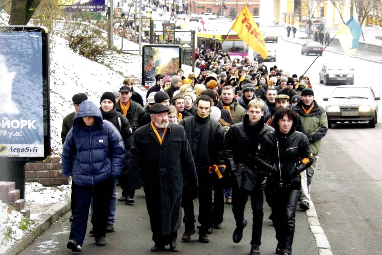 Колона могилянців на чолі з Вʼячеславом Брюховецьким іде Володимирським узвозом на Майдан Незалежності. Брюховецький виступить із заявою про громадянський спротив НаУКМА, 22 листопада 2004 року.