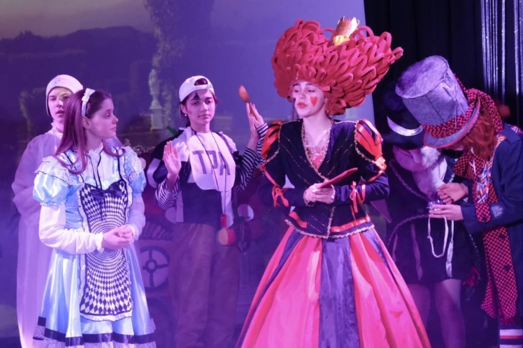 The performance "Alice Through the Looking Glass".