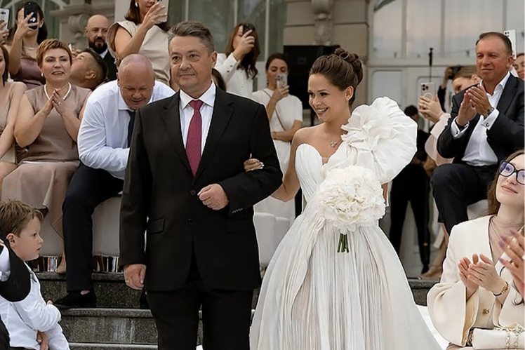 Олександр Чайко веде до вівтаря доньку Марію на Villa Rotonda у Підмосков'ї, 8 червня 2025 року.
