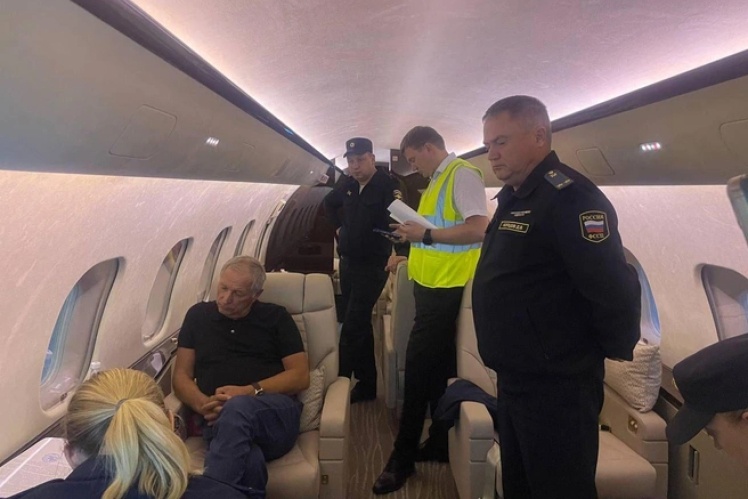 На борту джета Bombardier. Судові пристави прийшли по закордонний паспорт Костянтина Струкова просто в літак, 5 липня 2025 року.