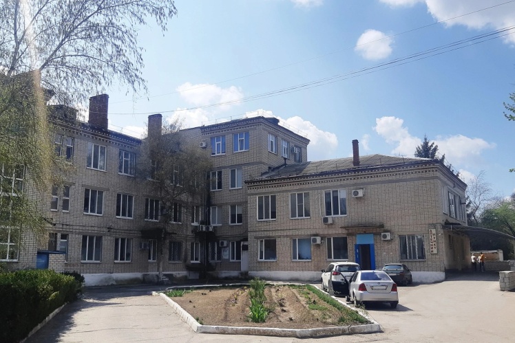 Олешківська багатопрофільна лікарня. Поблизу неї торгували Наталія та Володя.