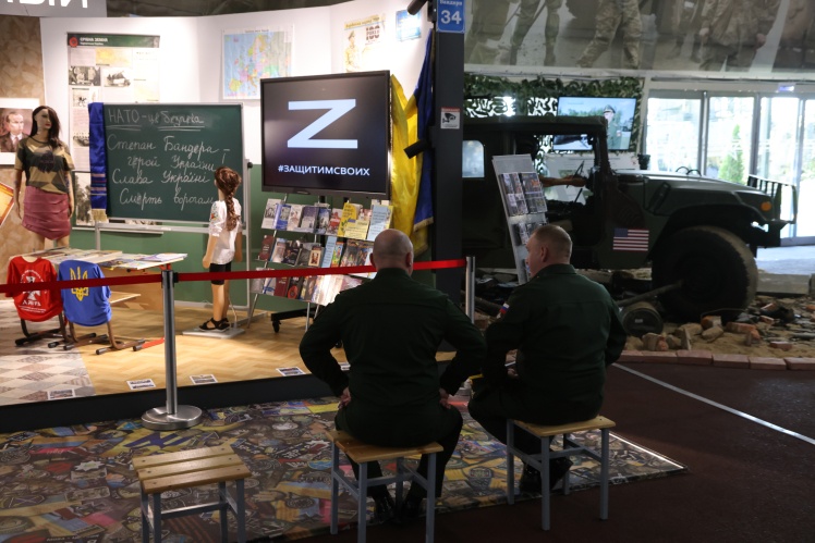 Форум «Армія-2023» у парку «Патріот» під Москвою. На фото зображено російських офіцерів у залі виставки.