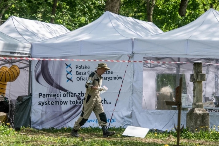 Польська база під час ексгумаційних робіт.