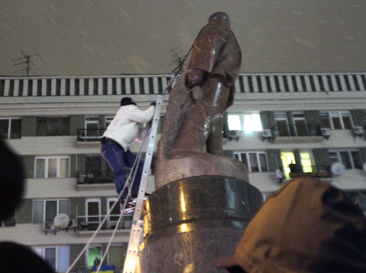Участники протесту погрожували повалити памятник Леніну з перших днів Революції. Його навіть охороняла міліція. 8 грудня 2013 року близько 18:00 демонстранти підставили до пам’ятника драбину, накинули троси та повалили його. Від монумента відкололася голова. Міліція не втручалася. Після цього зносити пам'ятники Леніну почали по всій країні — це явище назвали «ленінопад».