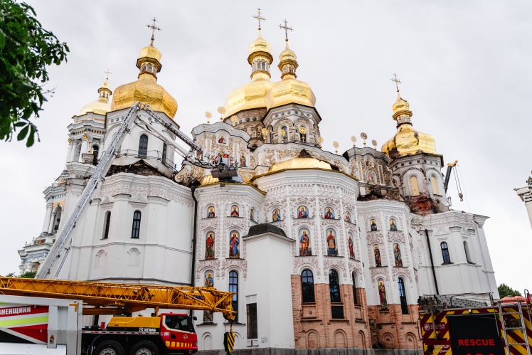 Купол справа — місце вибуху дрона. Купол зліва — там згоріло перекриття мазепинських часів, вціліле після 1941 року.