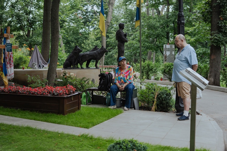 Mother of pilot Andriy "Juice" Pilshchikov, Liliya Averyanova, at her sonʼs grave. "Juice" died in August 2023. He was awarded the title Hero of Ukraine posthumously.