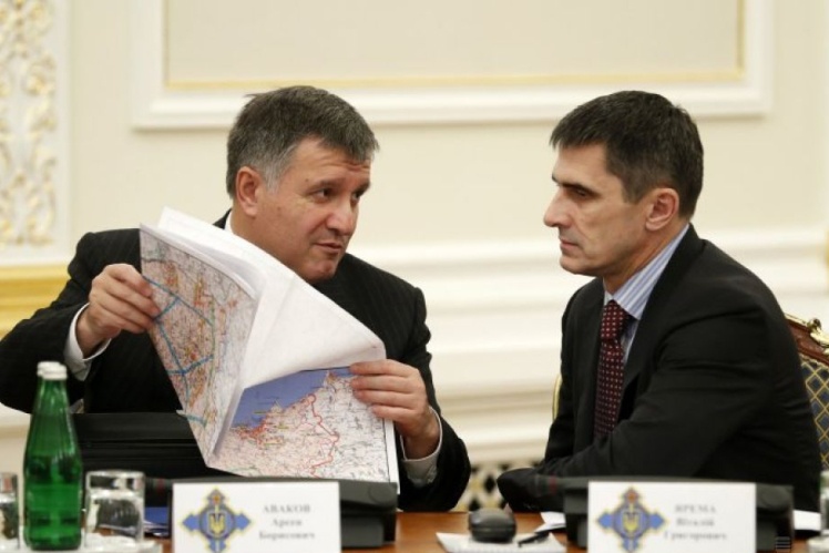 Голова МВС Арсен Аваков і генеральний прокурор Віталій Ярема на нараді у президента Петра Порошенка.