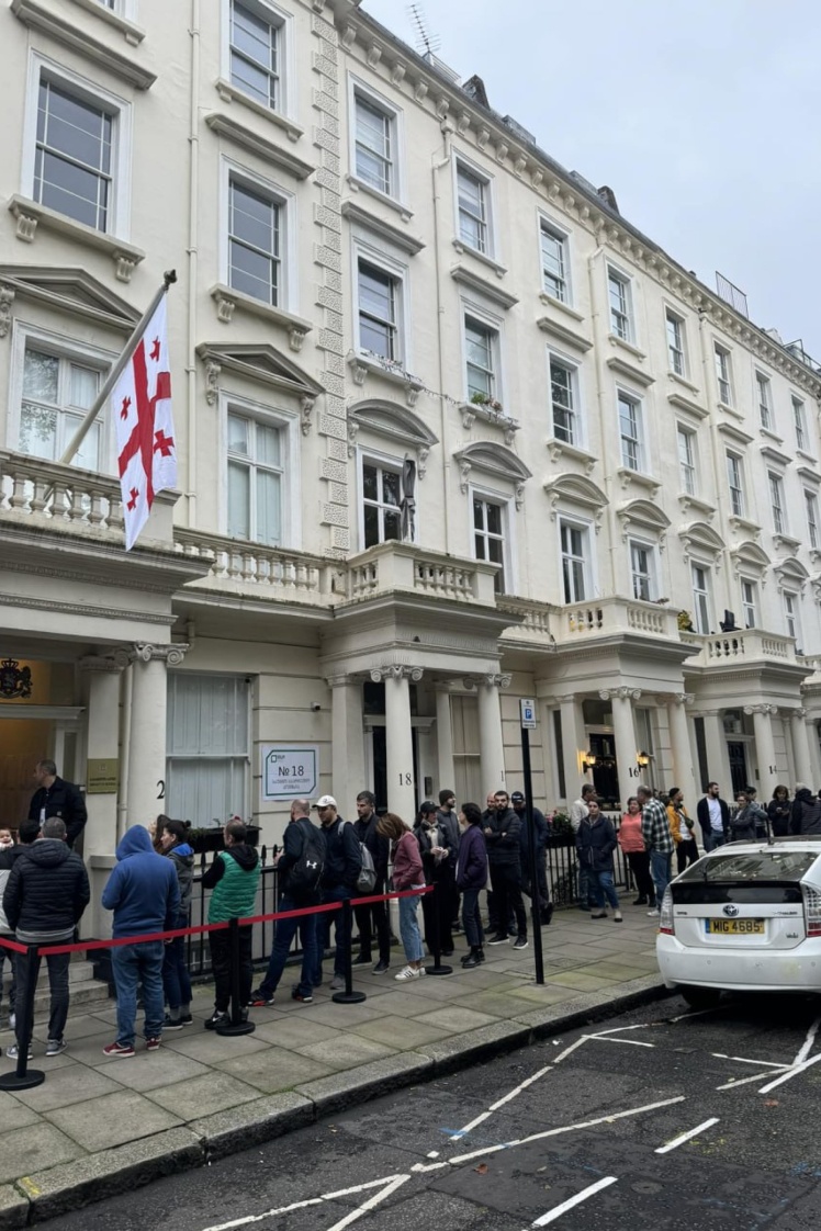 Черга на парламентські вибори до посольства Грузії у Великій Британії.