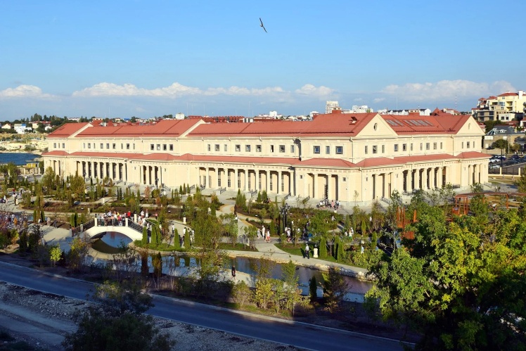 Новобудови в заповіднику «Херсонес». Раніше річка була підземною, під час будівництва її «розкрили».