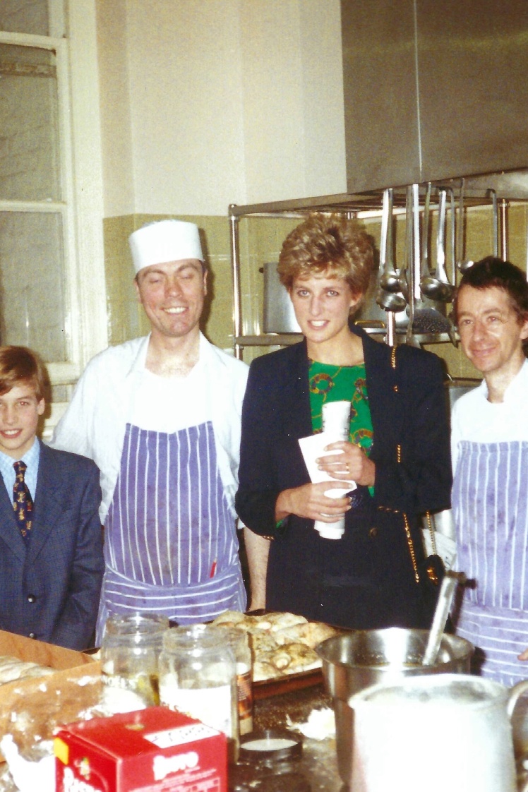 1993 рік, принцеса Діана разом зі старшим сином Вільямом допомагають кухарям готувати різдвяну вечерю.