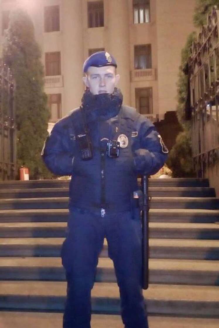 Вадим під час служби в Києві — за його спиною Офіс президента.