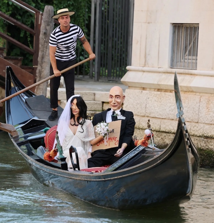 Манекени в образах Джеффа Безоса і Лорен Санчес пливуть у гондолі, 24 червня 2025 року.