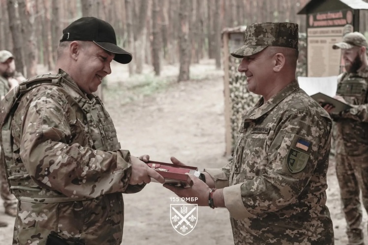 Командир 21 корпусу Валерій Курач вручає Станіславу Лучанову (ліворуч) орден Богдана Хмельницького I ступеня, 23 травня 2026 року.