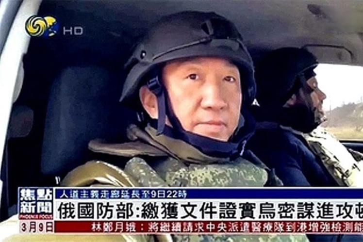 Військовий кореспондент китайського телеканалу Phoenix TV Лю Юй Гуан працює на Донбасі та в Маріуполі, знімаючи репортажі для китайської аудиторії.