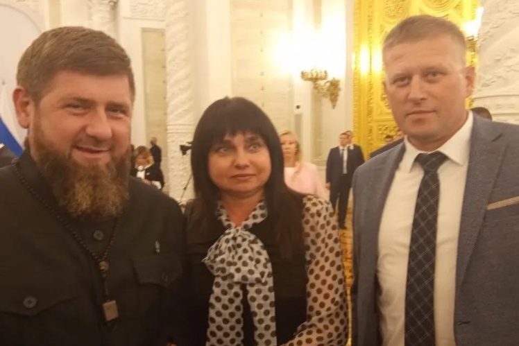 In the photo next to Ramzan Kadyrov is Tetyana Kuzmich, a Ukrainian who, after the Russian occupation of part of the Kherson region, switched to the side of the occupiers and transferred her studies to Russian programs. In Ukraine, Kuzmich is accused of collaborationism.