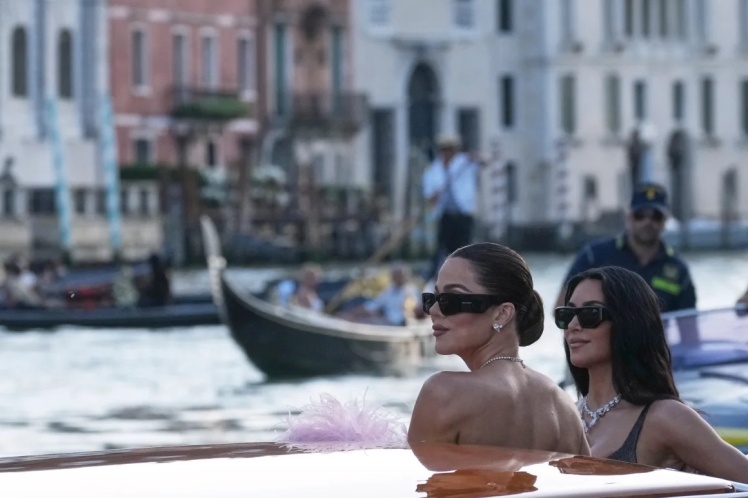 Хлої Кардаш'ян (ліворуч) та Кім Кардаш'ян (праворуч) чекають на весілля Джеффа Безоса та Лорен Санчес.