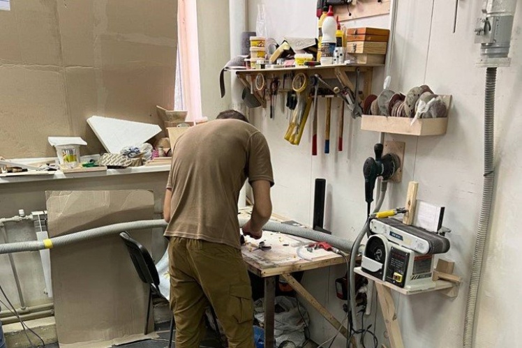 Виробництво дронів‑камікадзе в приміщенні сімейної рекламно‑виробничої компанії «Бюро рекламних технологій», серпень 2022 року.