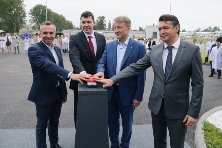 Аліханов і Герман Греф (у центрі), обидва тепер під санкціями через російську агресію, відкривають завод братів Долгових.