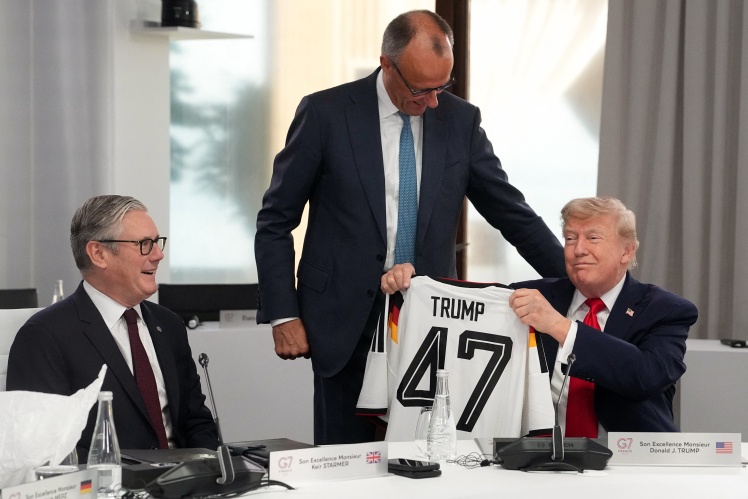 Дональд Трамп під час зустрічі лідерів G7 у Франції разом із канцлером Німеччини Фрідріхом Мерцом та премʼєр-міністром Великої Британії Кіром Стармером, 16 червня 2026 року.