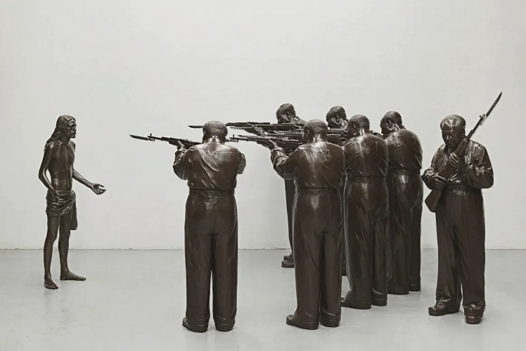 Скульптура «Розстріл Христа» (2009) братів Гао. Художники відтворили репресивні ритуали режиму Мао Цзедуна, де насильство загрожувало кожному, хто ставав на шляху лідера.