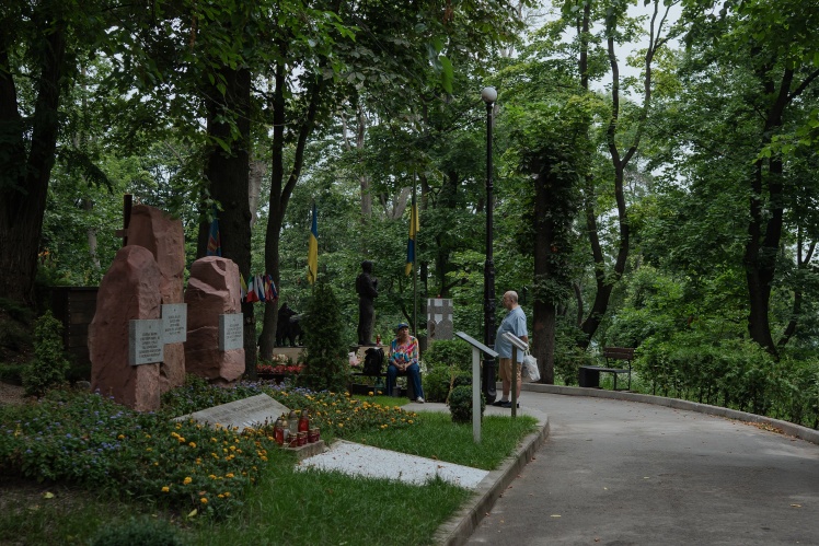 Далі стоять три меморіальних камені на честь загиблих в АТО, могили Андрія Пільщикова та Дмитра Коцюбайла.