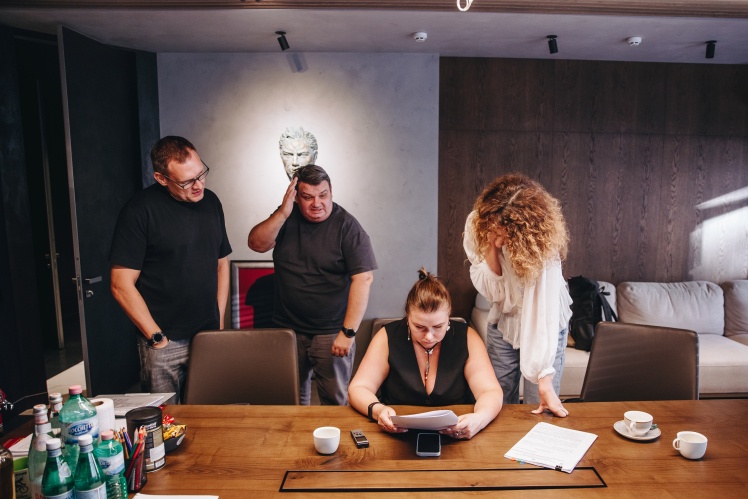 Андрій Смирнов з адвокатом показують переписку з бізнесменом, який, за версією слідства, пропонував Смирнову хабар за вирішення питаня в Антимонопольному комітеті.