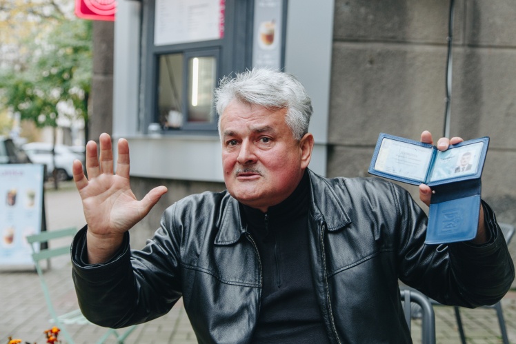 Василь Пазиняк тримає посвідчення народного депутата і згадує, як його били 18 лютого 2014 року.