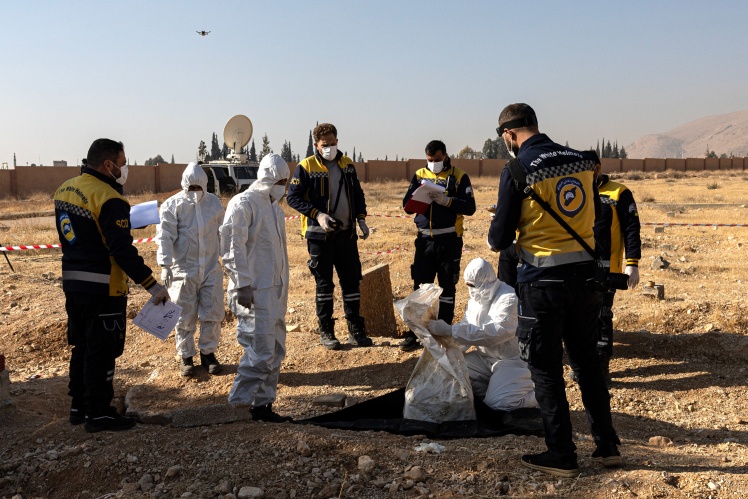 «Білі шоломи» досліджують масове поховання в Дамаску, 17 грудня 2024 року.