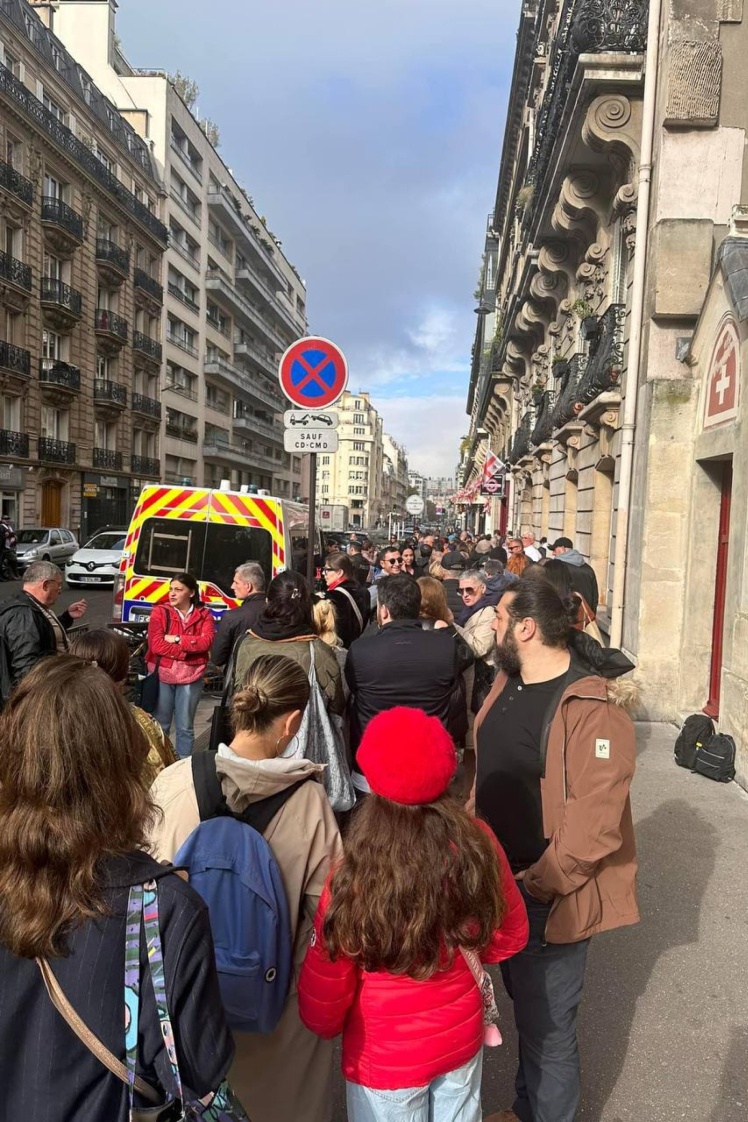 Черга до посольства у Франції.