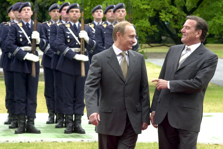 Герхард Шредер розважається в товаристві Путіна.