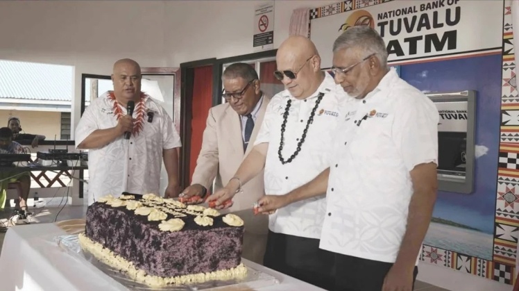 Ось як на Тувалу святкують відкриття банкоматів — величезним шоколадним тортом.