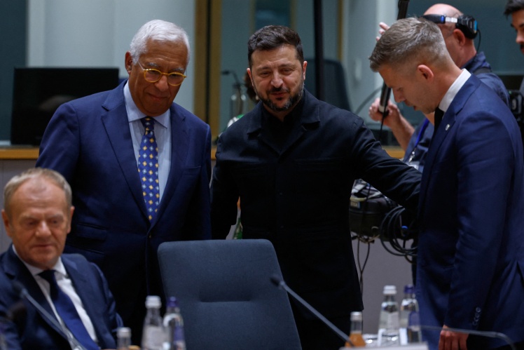 Президент України Володимир Зеленський спілкується з прем’єр-міністром Угорщини Петером Мадяром (праворуч). Ліворуч — президент Європейської ради Антоніу Кошта, внизу ліворуч — прем’єр-міністр Польщі Дональд Туск. Зустріч лідерів ЄС та України на саміті ЄС у Брюсселі, 18 червня 2026 року.