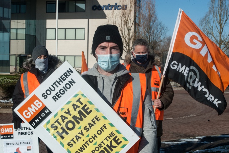 Інженери British Gas пікетують офіс материнської компанії CENTRICA. Це був уже восьмий одноденний страйк інженерів через платню та умови праці. Плакати закликають залишатися вдома, у безпеці. Віндзор, Англія. 25 січня 2021 року.