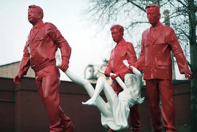 Інша скульптура братів Гао «Арешт повій», створена за мотивами реального інциденту.